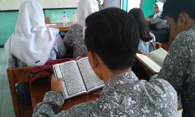 Kontribusi Pembelajaran Agama dalam Pembentukan Karakter Siswa