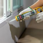 Penggunaan sealant PRO-X 111 untuk menutup celah pada kaca