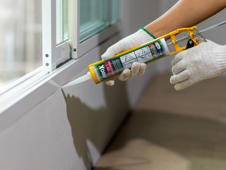 Penggunaan sealant PRO-X 111 untuk menutup celah pada kaca
