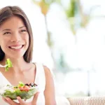 Sarapan sehat dengan buah dan oatmeal untuk energi pagi