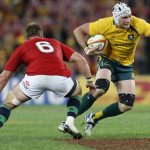 atlet rugby terkenal Ben Mowen, sedang bertanding di lapangan rugby
