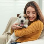 Kedekatan antara wanita dan anjing peliharaan yang penuh cinta