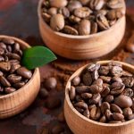 Biji kopi Arabica segar dengan tekstur halus dan warna kecoklatan