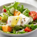 Greek Salad segar dengan bahan-bahan lokal