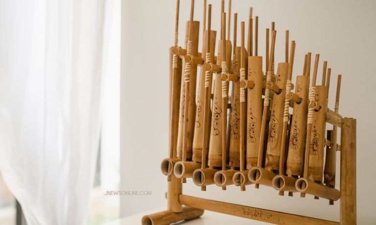 Gambar alat musik angklung tradisional dari bambu, warisan budaya Indonesia