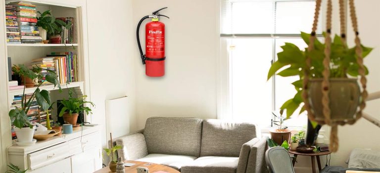 Tabung alat pemadam api yang siap digunakan untuk mencegah kebakaran rumah