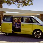 Mobil listrik Volkswagen dengan desain modern dan efisien, kendaraan ramah lingkungan untuk perjalanan jauh