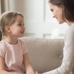 Orang tua membantu anak mengelola emosi dengan bimbingan penuh kasih sayang