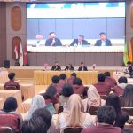 Gambar suasana debat politik yang melibatkan masyarakat