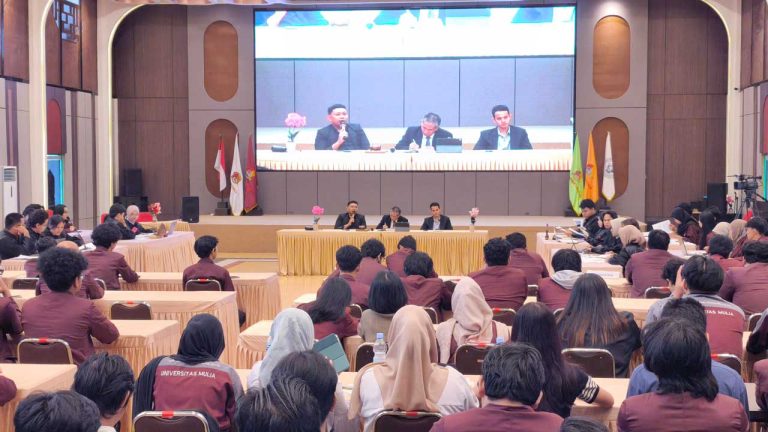 Gambar suasana debat politik yang melibatkan masyarakat