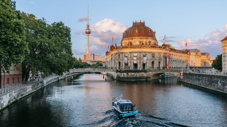 Pemandangan Museum Island, salah satu destinasi wisata terkenal di Berlin