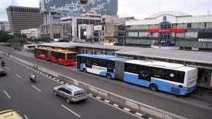 Transportasi umum TransJakarta sebagai contoh layanan publik yang dikelola pemerintah daerah