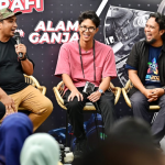 Sesi belajar bersama komunitas fotografi, membahas teknik pencahayaan dan komposisi