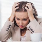 seseorang yang terlihat stres dan memegang kepala, menggambarkan overthinking yang berlebihan.