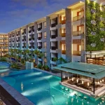 Hotel tropis dengan kolam renang luas, cocok untuk staycation dalam kota yang nyaman