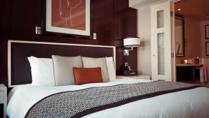 Interior kamar hotel yang nyaman dan bersih untuk staycation