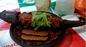 Pecel lele berukuran besar dengan sambal pedas khas Surabaya