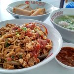 Semangkuk Mie Naripan dengan tekstur kenyal, kuah gurih, dan topping ayam