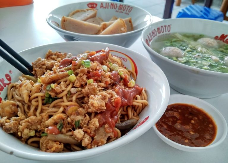 Semangkuk Mie Naripan dengan tekstur kenyal, kuah gurih, dan topping ayam