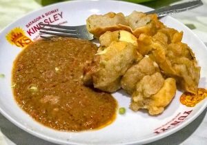 Batagor Kingsley dengan tekstur renyah dan saus kacang khas, kuliner legendaris di Bandung