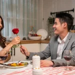 Makan malam romantis berdua dengan pasangan, suasana intim dan hangat di meja makan