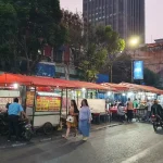 Pemandangan Jalan Sabang di malam hari, dengan deretan pedagang kaki lima yang menawarkan berbagai kuliner khas Jakarta