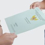 Orang Menyerahkan Sertifikat Tanah untuk Proses Balik Nama