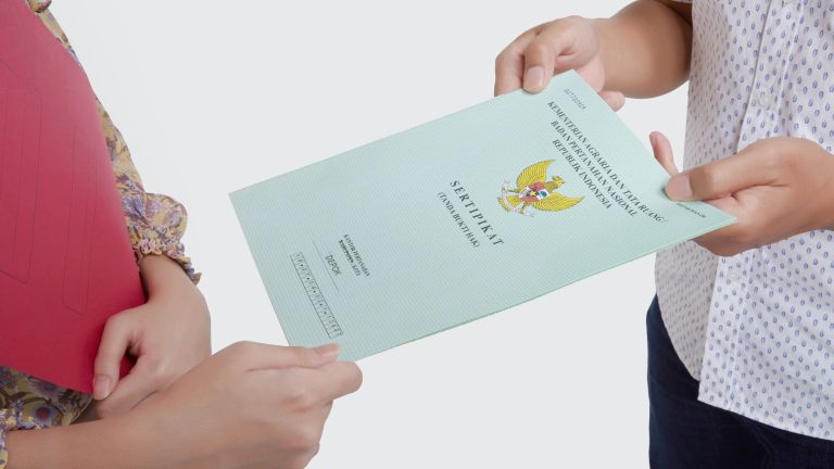 Orang Menyerahkan Sertifikat Tanah untuk Proses Balik Nama