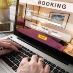 Tampilan laptop yang menunjukkan proses pemesanan hotel secara online, mencerminkan langkah awal dalam memilih penginapan terbaik