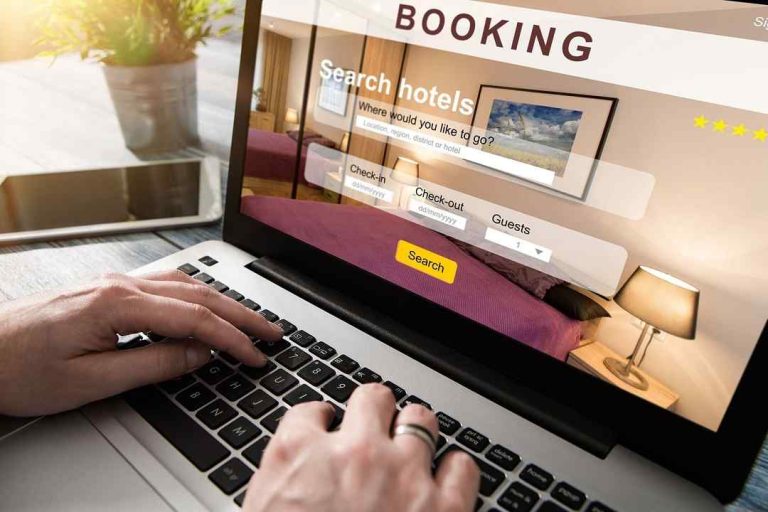 Tampilan laptop yang menunjukkan proses pemesanan hotel secara online, mencerminkan langkah awal dalam memilih penginapan terbaik