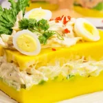 Causa Rellena, hidangan khas Peru dengan kentang, ayam, alpukat, dan telur rebus
