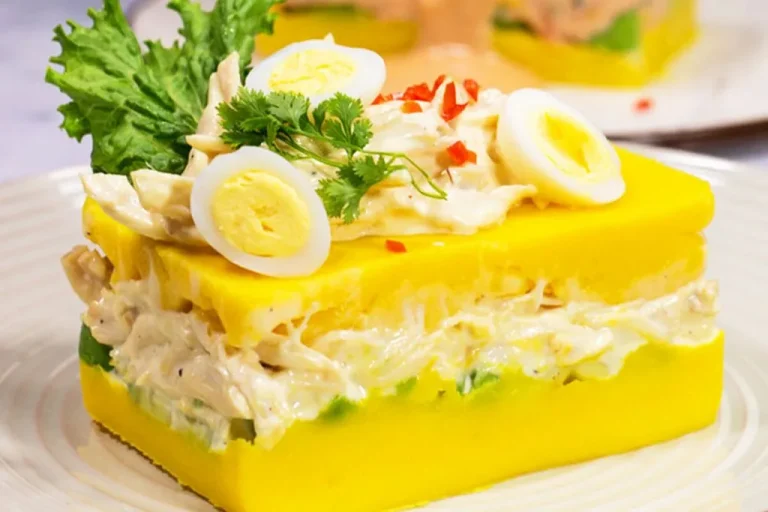 Causa Rellena, hidangan khas Peru dengan kentang, ayam, alpukat, dan telur rebus