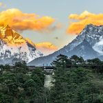 Hotel Everest View di Nepal, terletak di ketinggian 3.880 meter dengan latar belakang Pegunungan Himalaya yang megah.