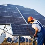 Teknisi sedang memasang panel surya sebagai bagian dari solusi energi berkelanjutan