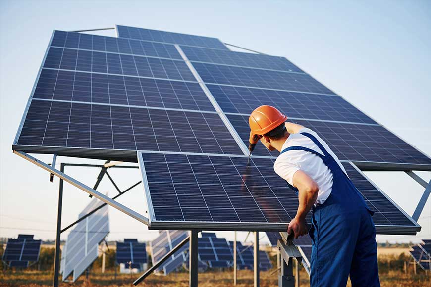 Teknisi sedang memasang panel surya sebagai bagian dari solusi energi berkelanjutan