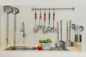 Perabotan dapur yang menempel di dinding untuk menghemat ruang penyimpanan