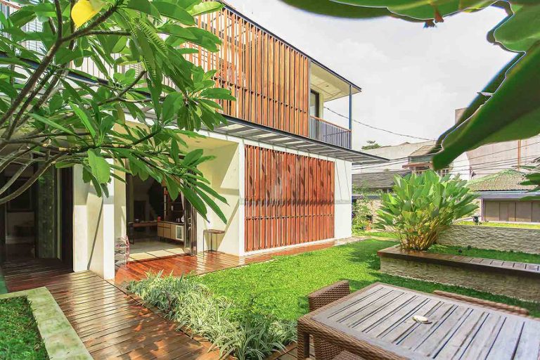 Desain taman rumah minimalis dengan gaya tropis dan perawatan mudah