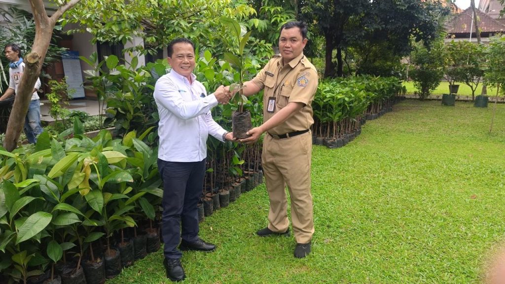 Penyerahan bibit pohon oleh DLH Provinsi Bali sebagai bagian dari program pelestarian lingkungan di area hijau