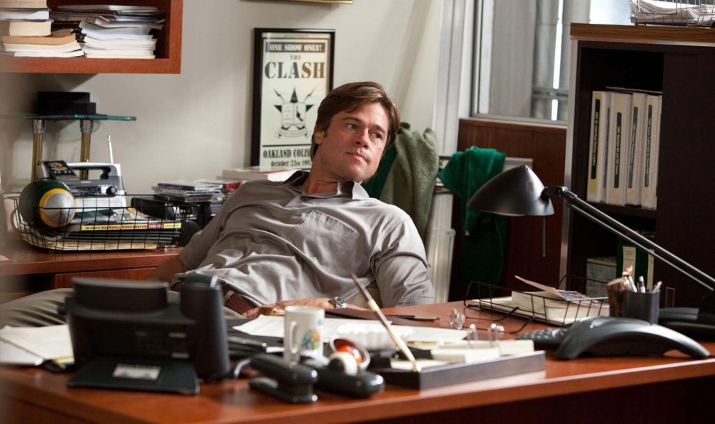 Adegan Brad Pitt sebagai Billy Beane dalam film Moneyball di ruang kerjanya