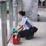 Layanan cleaning service gedung profesional menjaga kebersihan area perkantoran