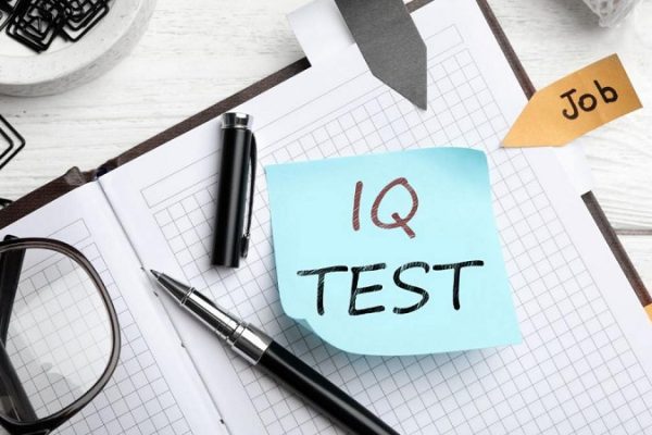 ilustrasi tes IQ online dengan catatan IQ test
