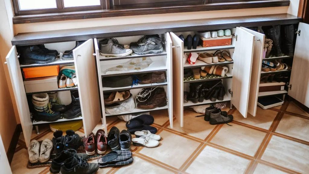 letak rak sepatu kabinet di area masuk rumah sesuai konsep vastu shastra