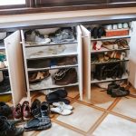 letak rak sepatu kabinet di area masuk rumah sesuai konsep vastu shastra