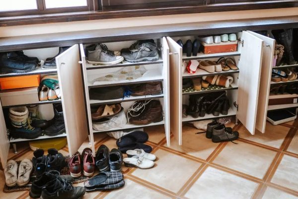 letak rak sepatu kabinet di area masuk rumah sesuai konsep vastu shastra