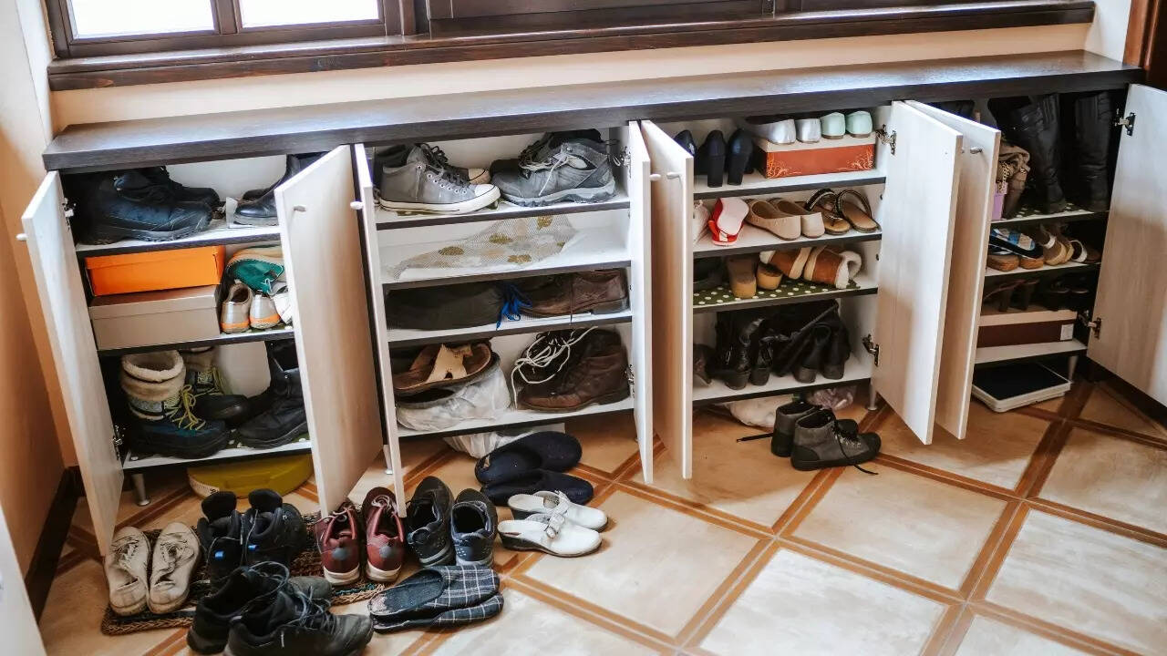 letak rak sepatu kabinet di area masuk rumah sesuai konsep vastu shastra