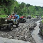 Aktivitas offroad Bandung bersama rombongan di jalur alam