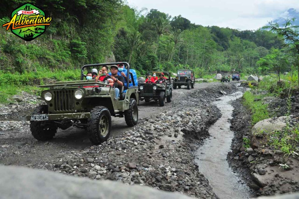 Aktivitas offroad Bandung bersama rombongan di jalur alam