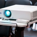 Proyektor untuk seminar dan presentasi di ruang meeting