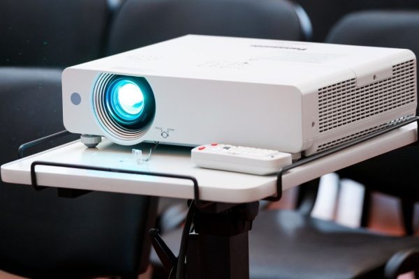 Proyektor untuk seminar dan presentasi di ruang meeting